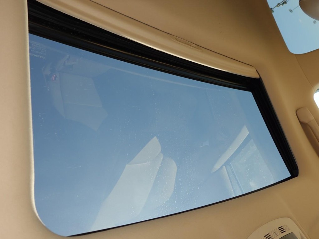 Lexus RX 450h Vehicle Full-screen Gallery Image 16