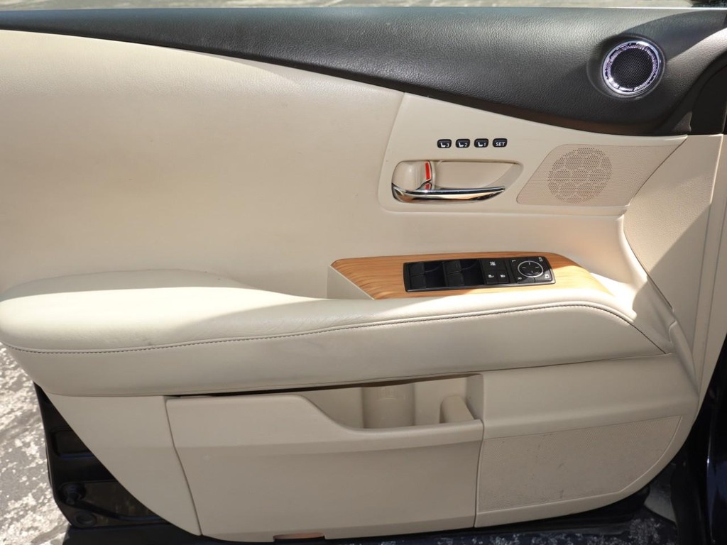 Lexus RX 450h Vehicle Full-screen Gallery Image 18