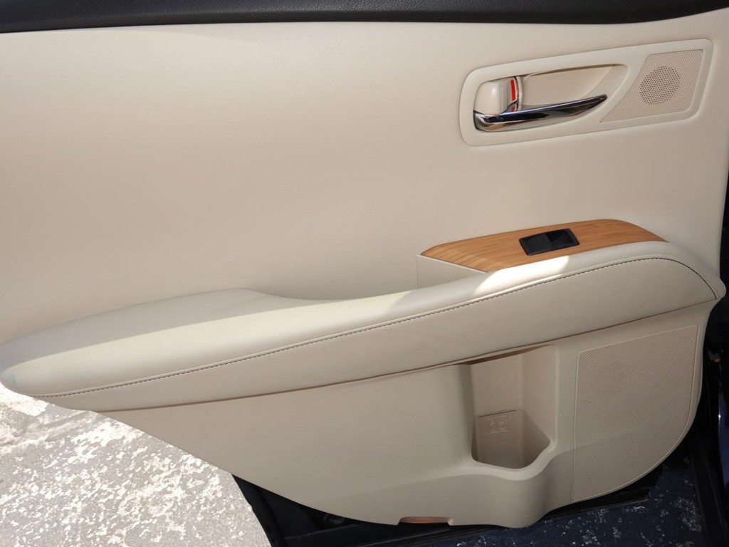 Lexus RX 450h Vehicle Full-screen Gallery Image 20