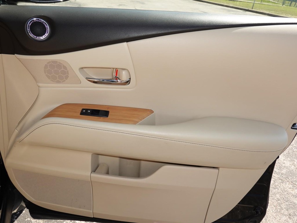 Lexus RX 450h Vehicle Full-screen Gallery Image 23