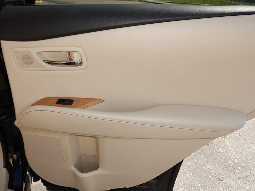 Lexus RX 450h Vehicle Full-screen Gallery Image 25