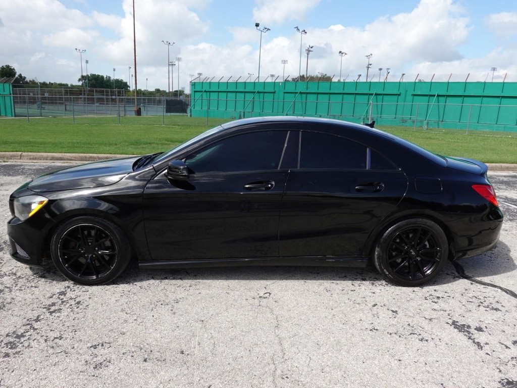 Mercedes-Benz CLA-Class Vehicle Full-screen Gallery Image 04