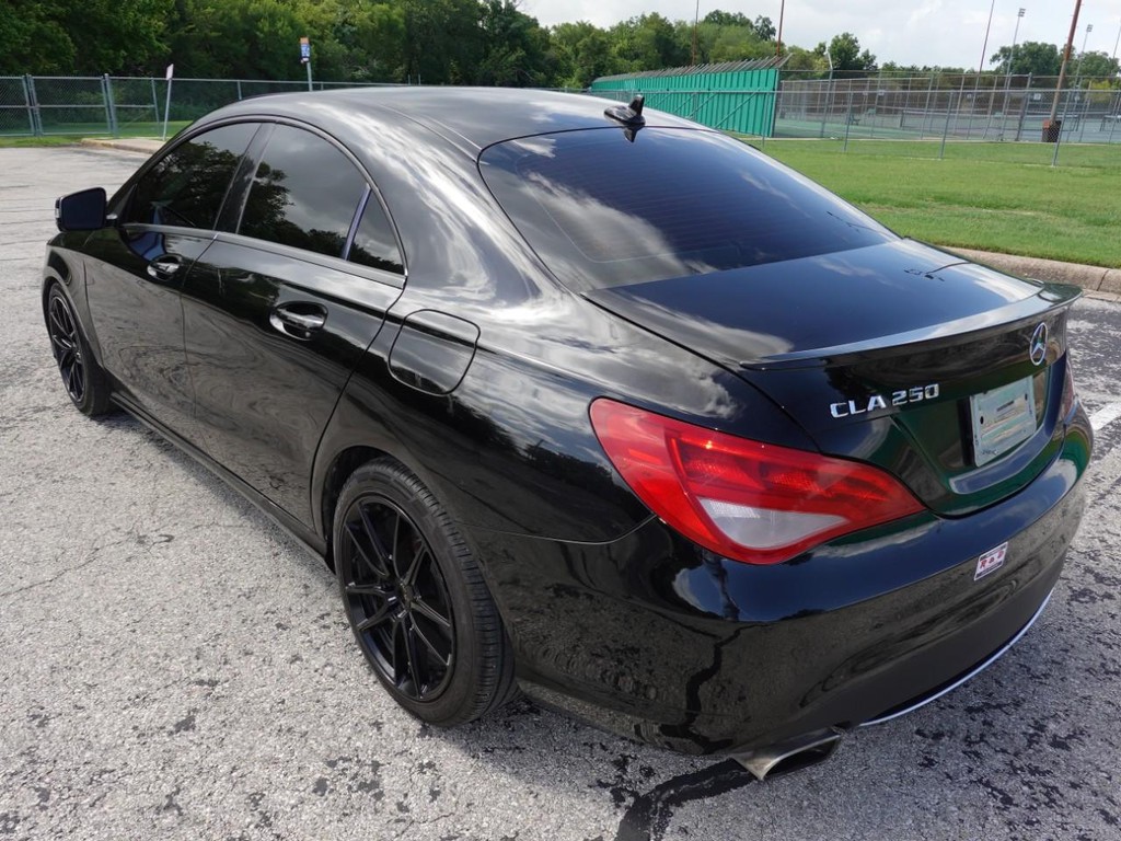 Mercedes-Benz CLA-Class Vehicle Full-screen Gallery Image 05