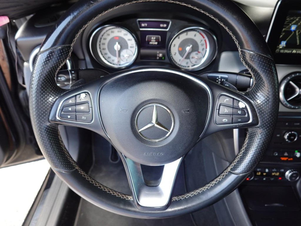 Mercedes-Benz CLA-Class Vehicle Full-screen Gallery Image 13