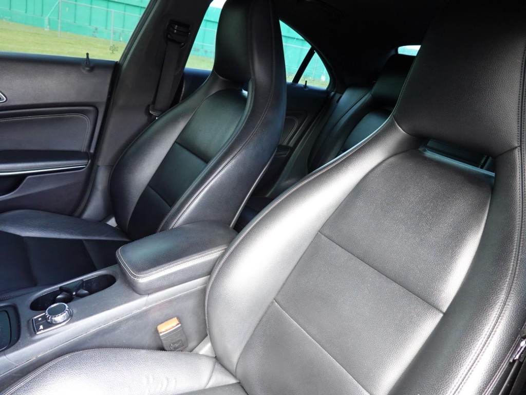 Mercedes-Benz CLA-Class Vehicle Full-screen Gallery Image 15