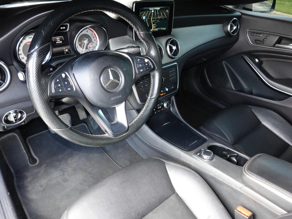 Mercedes-Benz CLA-Class Vehicle Full-screen Gallery Image 16