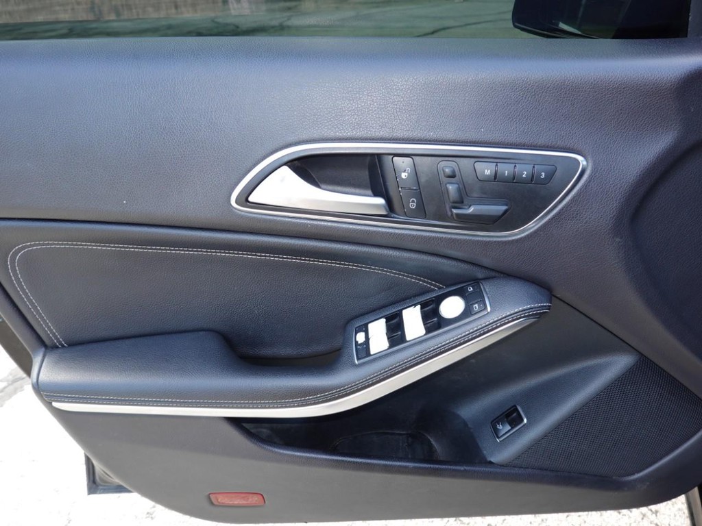 Mercedes-Benz CLA-Class Vehicle Full-screen Gallery Image 17