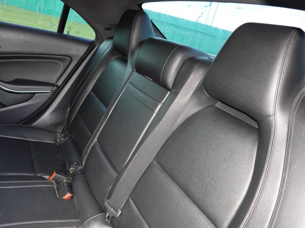 Mercedes-Benz CLA-Class Vehicle Full-screen Gallery Image 18