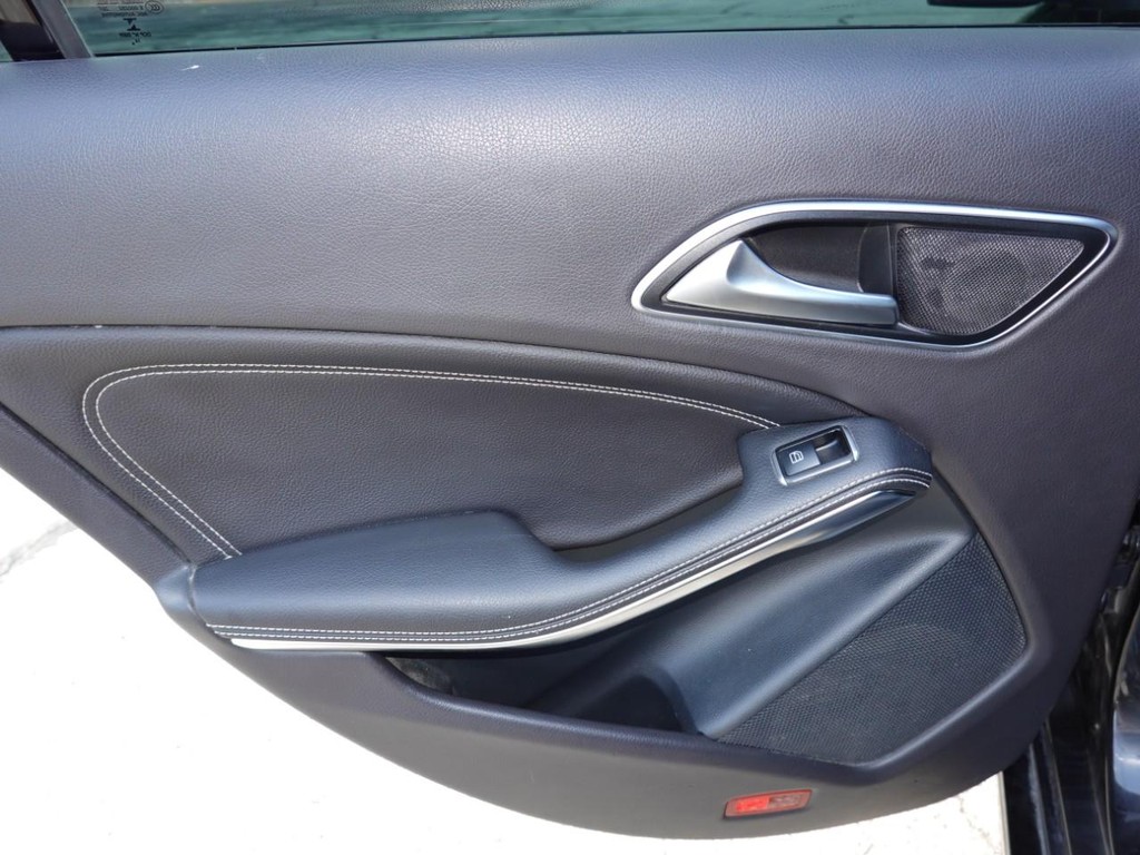 Mercedes-Benz CLA-Class Vehicle Full-screen Gallery Image 19