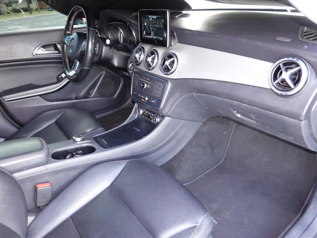 Mercedes-Benz CLA-Class Vehicle Full-screen Gallery Image 20