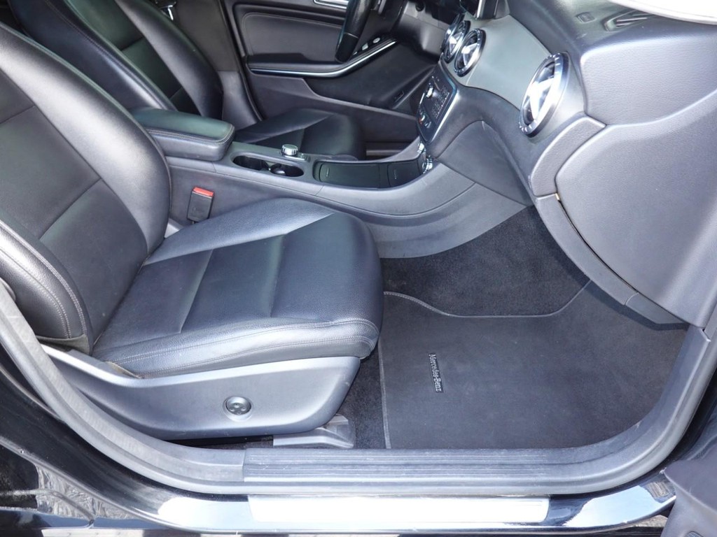 Mercedes-Benz CLA-Class Vehicle Full-screen Gallery Image 21
