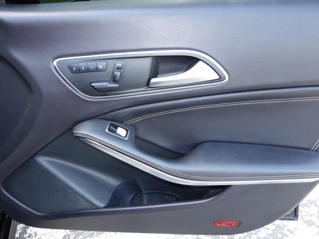 Mercedes-Benz CLA-Class Vehicle Full-screen Gallery Image 22