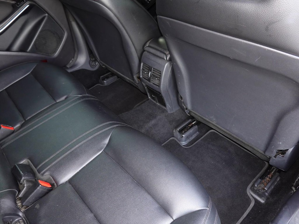 Mercedes-Benz CLA-Class Vehicle Full-screen Gallery Image 23