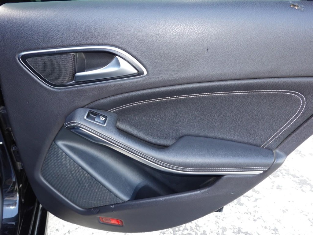 Mercedes-Benz CLA-Class Vehicle Full-screen Gallery Image 24