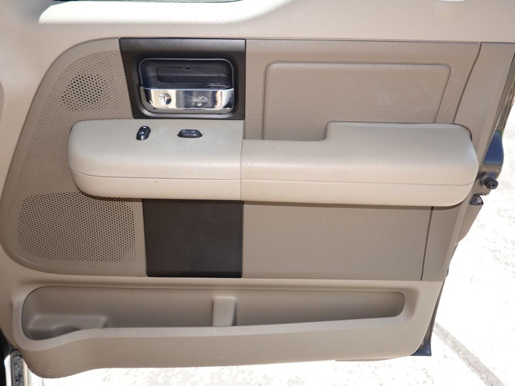 Ford F-150 Vehicle Full-screen Gallery Image 23