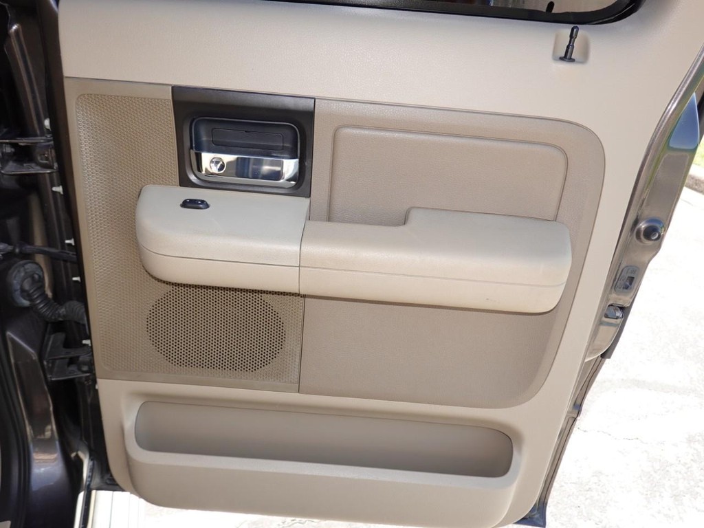 Ford F-150 Vehicle Full-screen Gallery Image 25