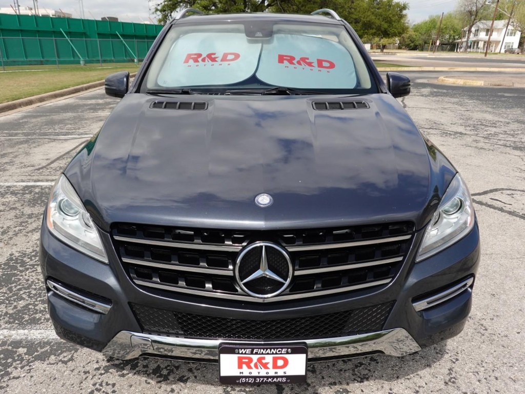 Mercedes-Benz M-Class Vehicle Full-screen Gallery Image 02