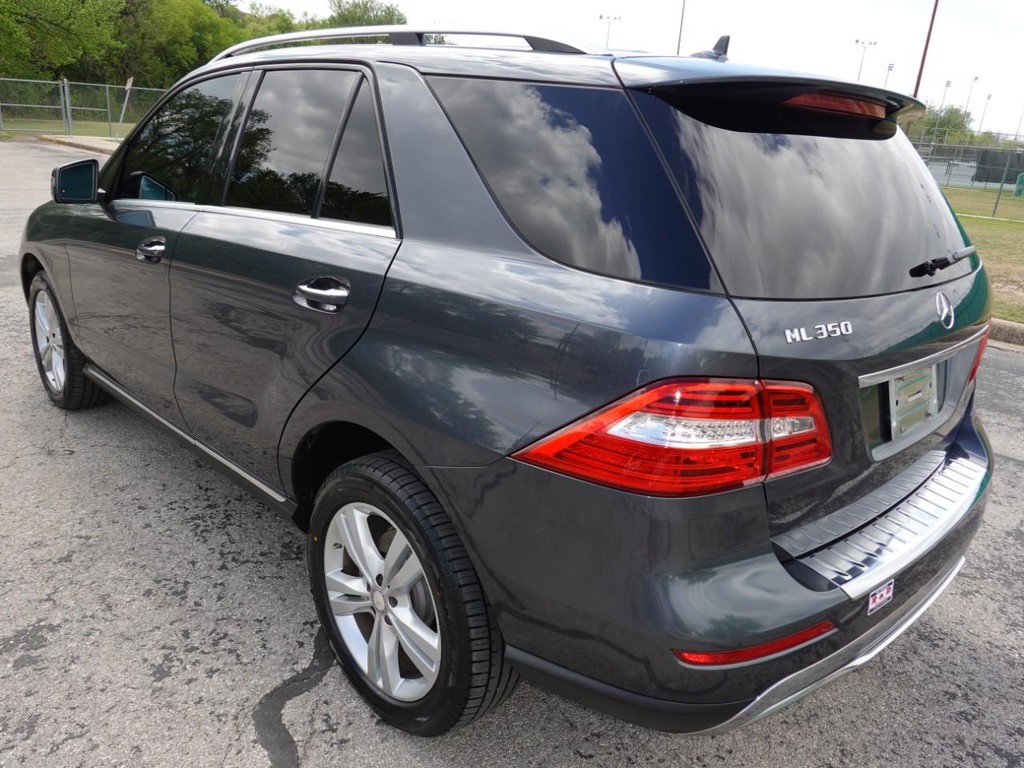 Mercedes-Benz M-Class Vehicle Full-screen Gallery Image 05