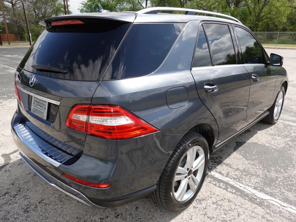 Mercedes-Benz M-Class Vehicle Full-screen Gallery Image 07