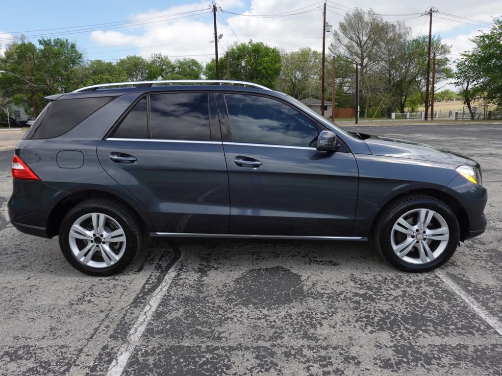 Mercedes-Benz M-Class Vehicle Full-screen Gallery Image 08
