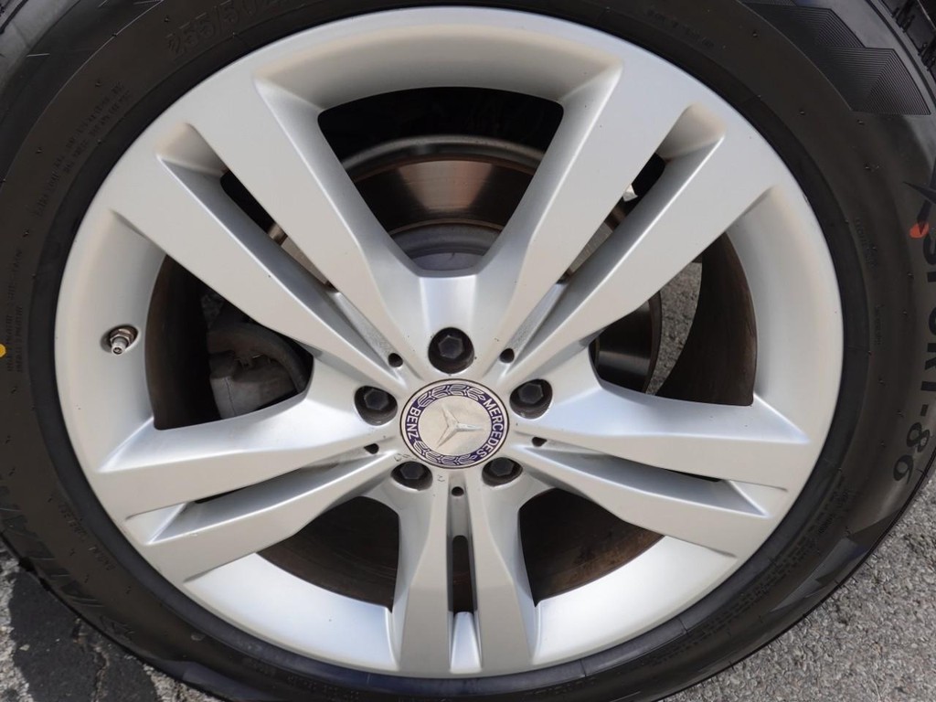 Mercedes-Benz M-Class Vehicle Full-screen Gallery Image 09