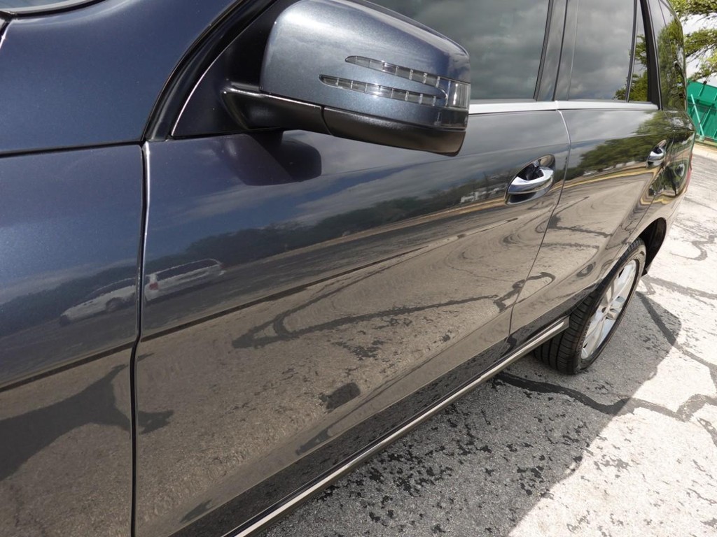 Mercedes-Benz M-Class Vehicle Full-screen Gallery Image 10