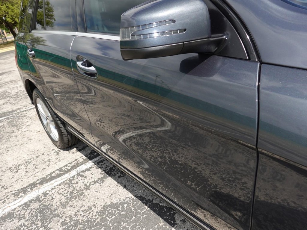 Mercedes-Benz M-Class Vehicle Full-screen Gallery Image 11