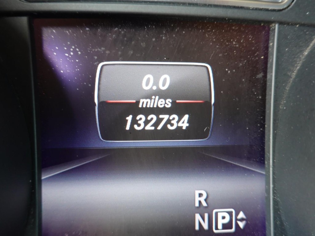 Mercedes-Benz M-Class Vehicle Full-screen Gallery Image 12