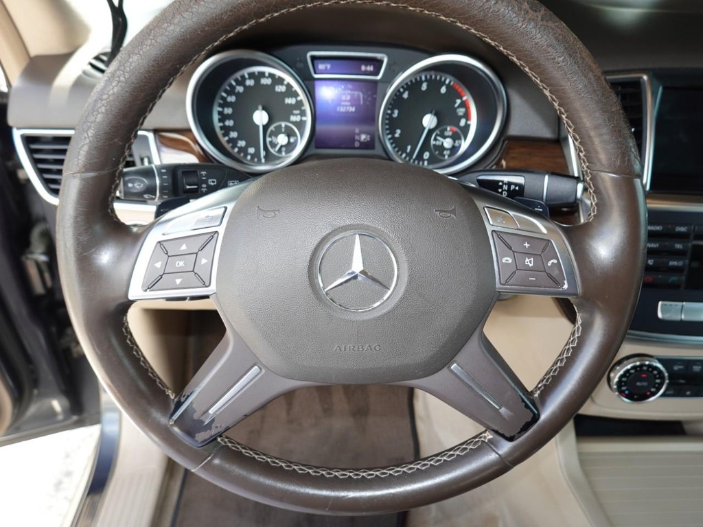 Mercedes-Benz M-Class Vehicle Full-screen Gallery Image 13