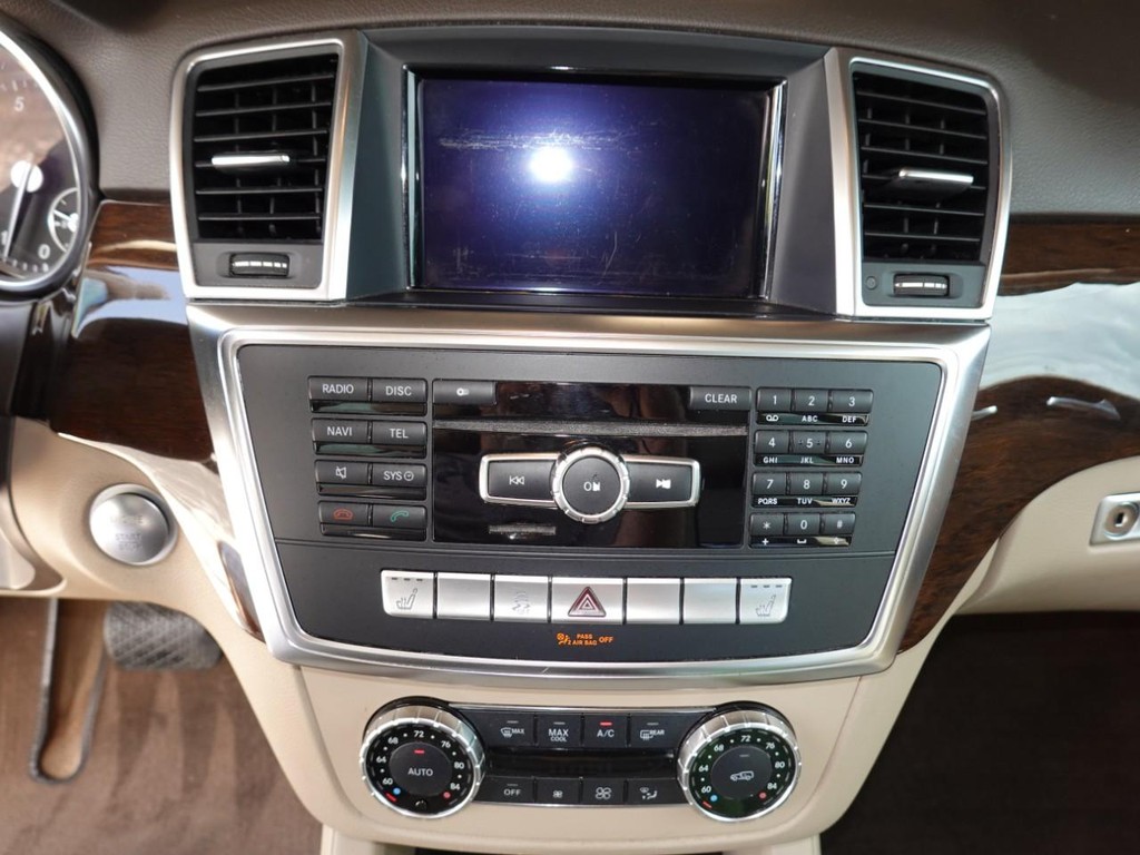 Mercedes-Benz M-Class Vehicle Full-screen Gallery Image 14