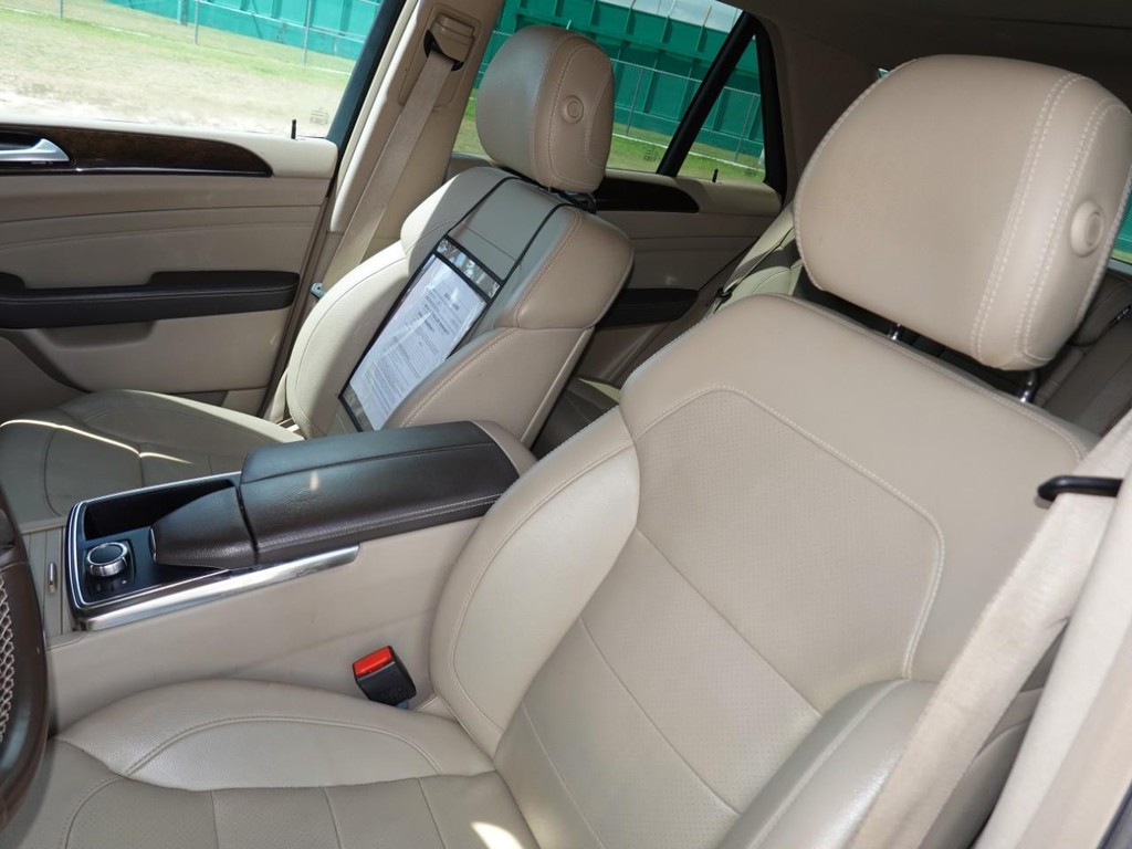 Mercedes-Benz M-Class Vehicle Full-screen Gallery Image 15