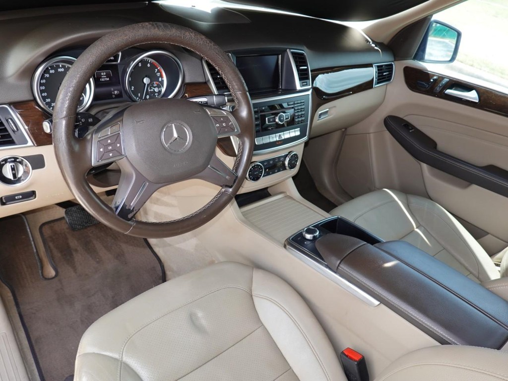 Mercedes-Benz M-Class Vehicle Full-screen Gallery Image 16