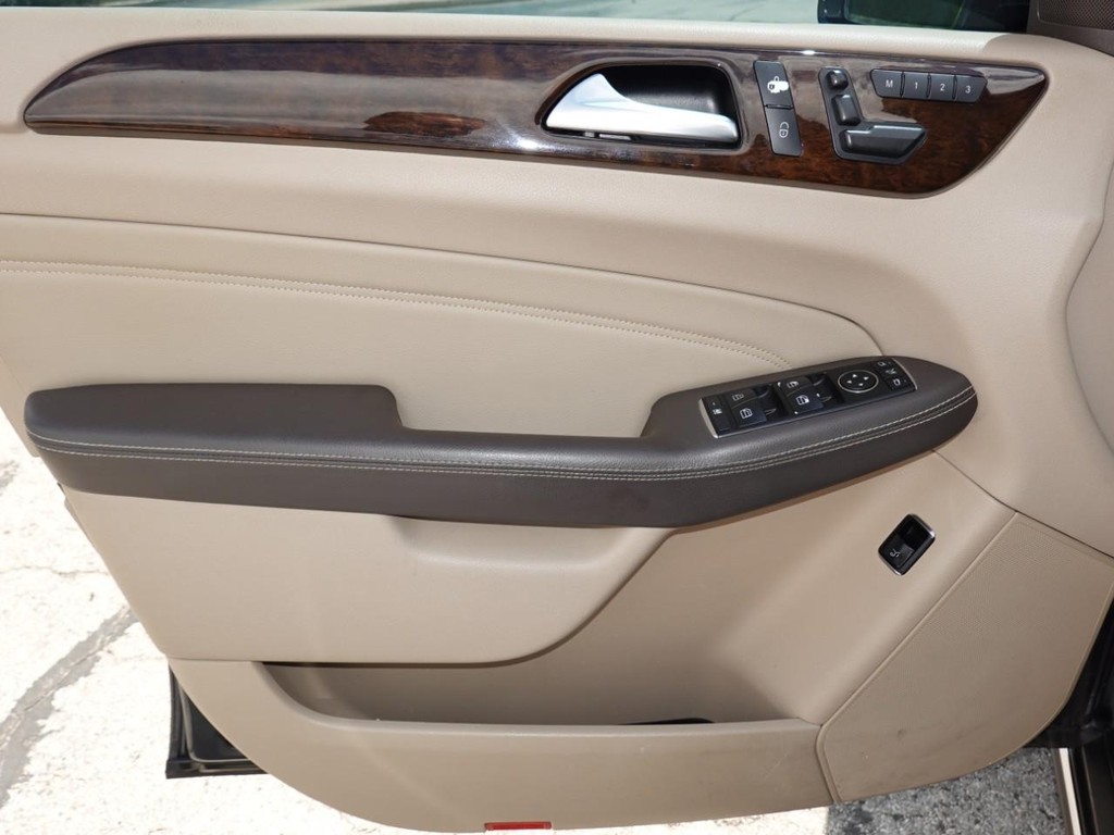 Mercedes-Benz M-Class Vehicle Full-screen Gallery Image 17