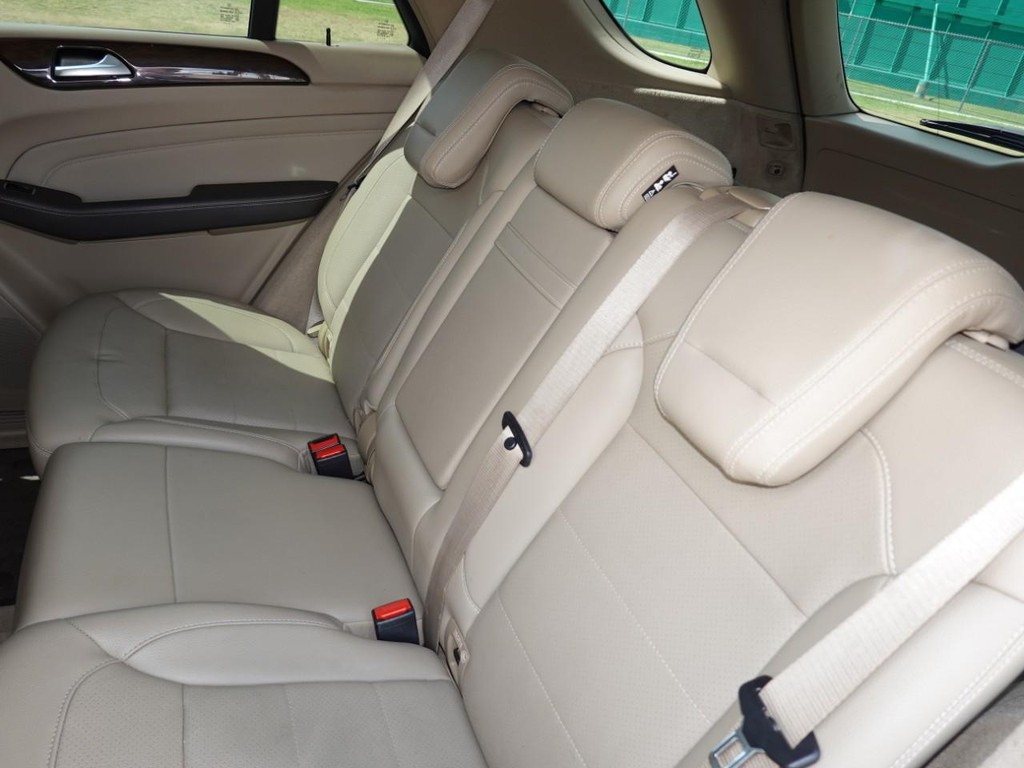 Mercedes-Benz M-Class Vehicle Full-screen Gallery Image 18