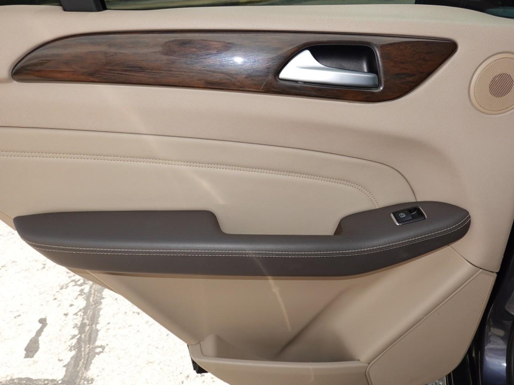 Mercedes-Benz M-Class Vehicle Full-screen Gallery Image 19