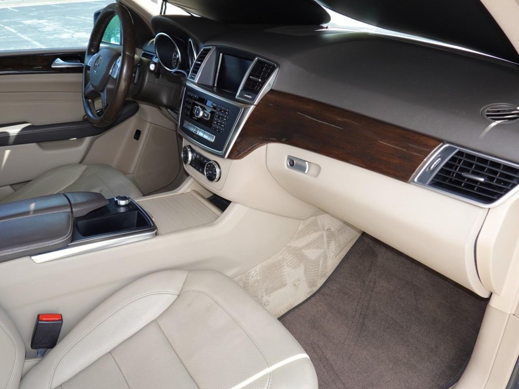 Mercedes-Benz M-Class Vehicle Full-screen Gallery Image 20