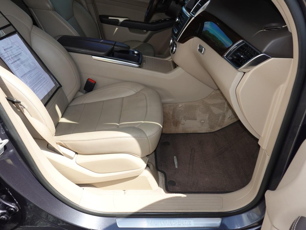 Mercedes-Benz M-Class Vehicle Full-screen Gallery Image 21