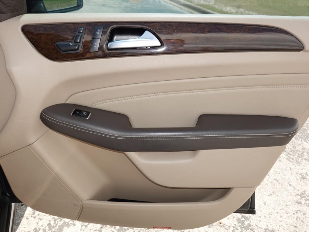 Mercedes-Benz M-Class Vehicle Full-screen Gallery Image 22