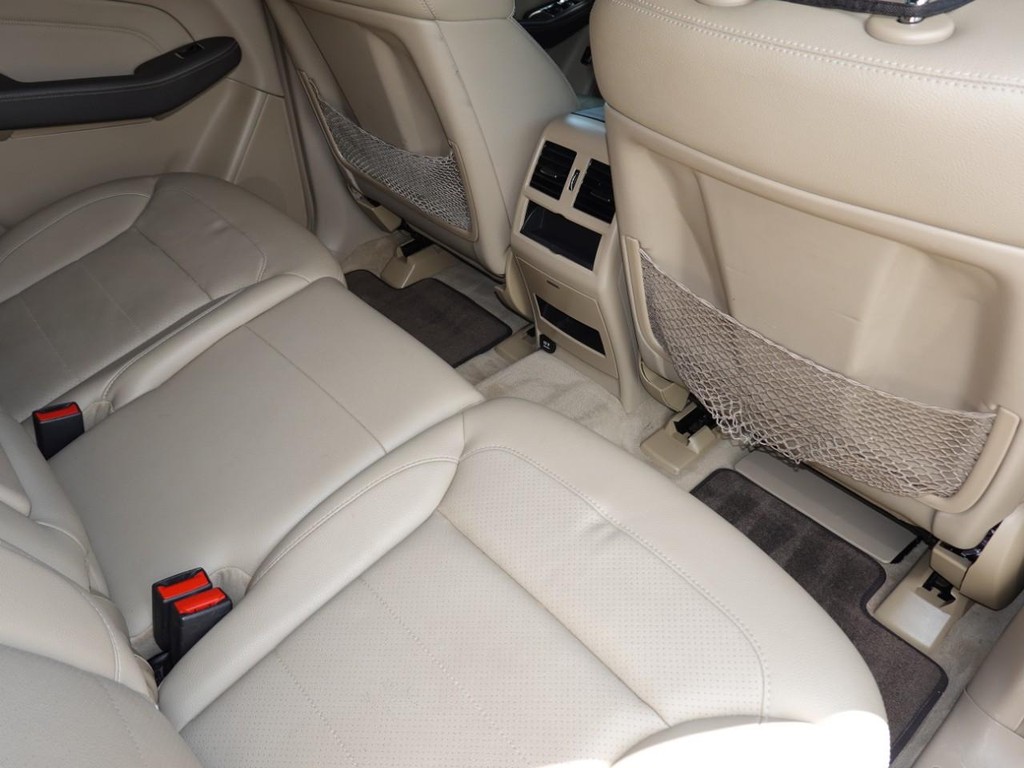 Mercedes-Benz M-Class Vehicle Full-screen Gallery Image 23