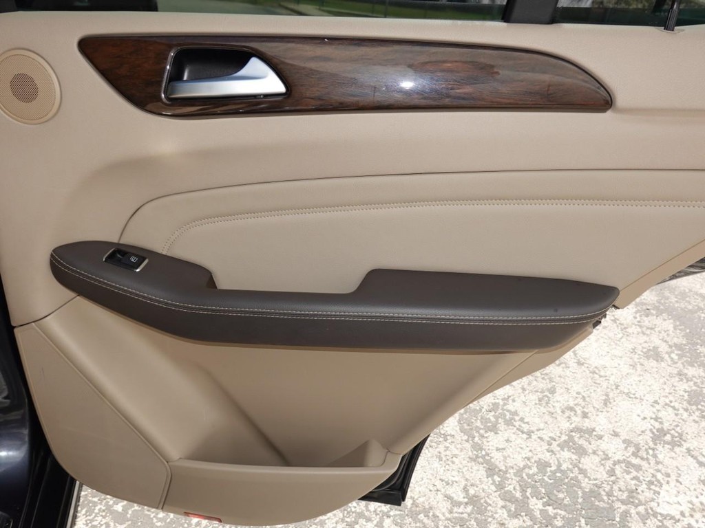 Mercedes-Benz M-Class Vehicle Full-screen Gallery Image 24