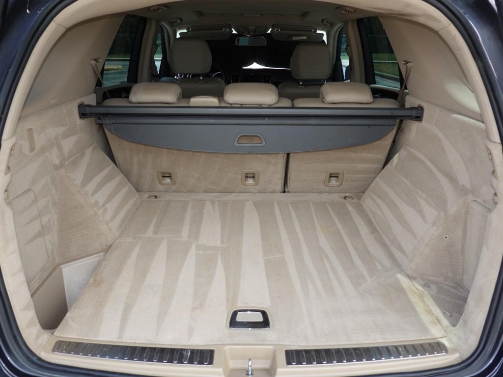 Mercedes-Benz M-Class Vehicle Full-screen Gallery Image 25