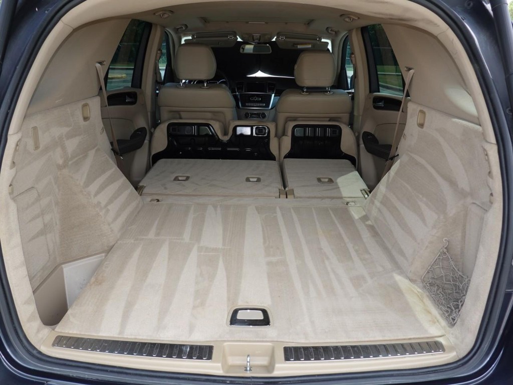 Mercedes-Benz M-Class Vehicle Full-screen Gallery Image 26