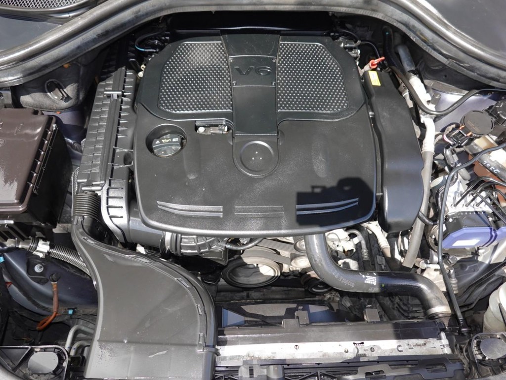 Mercedes-Benz M-Class Vehicle Full-screen Gallery Image 27