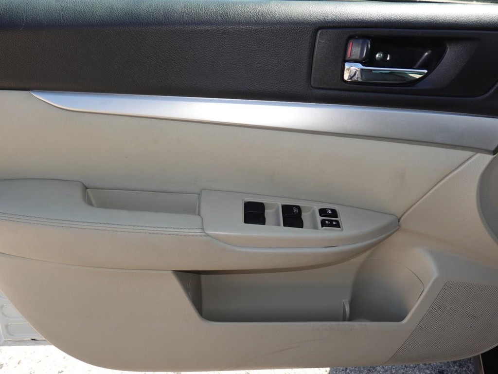 Subaru Outback Vehicle Full-screen Gallery Image 17