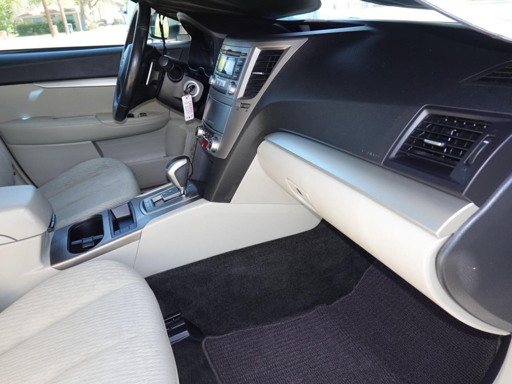 Subaru Outback Vehicle Full-screen Gallery Image 19