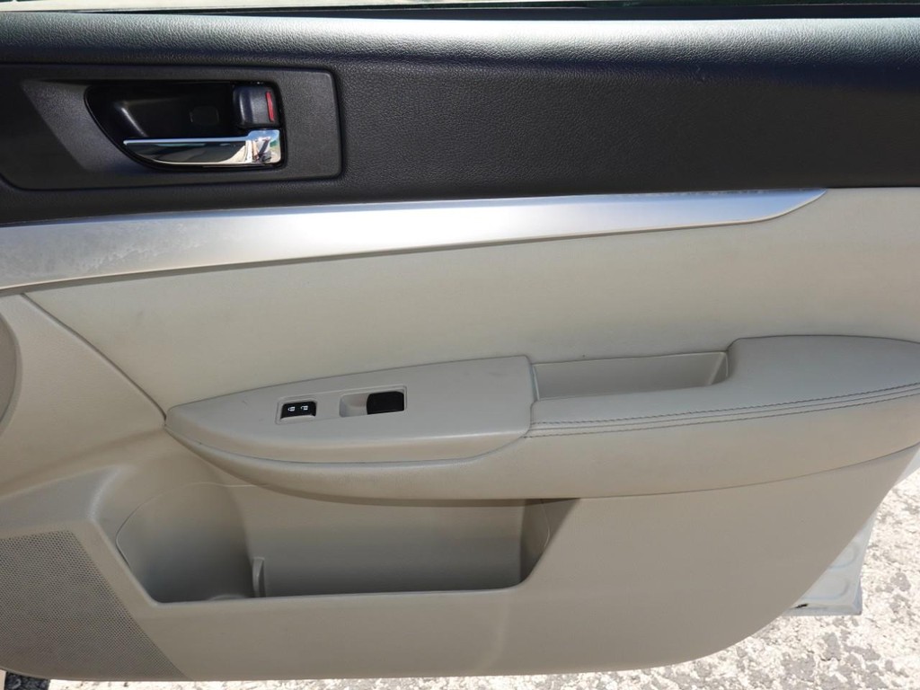 Subaru Outback Vehicle Full-screen Gallery Image 21