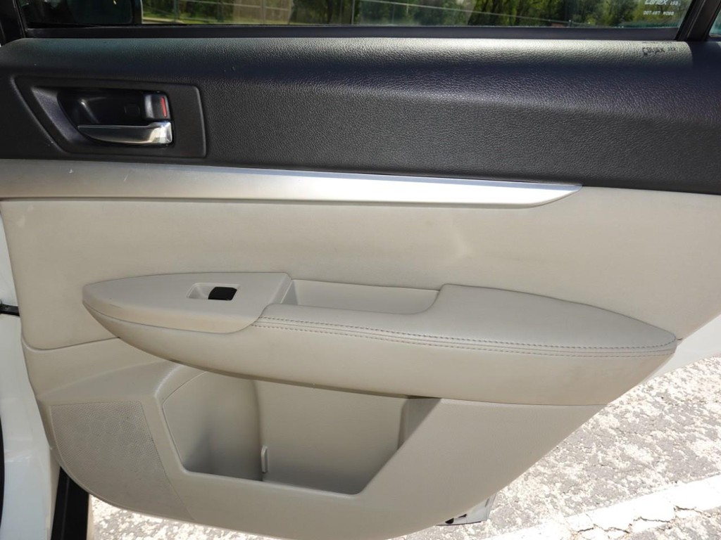 Subaru Outback Vehicle Full-screen Gallery Image 23