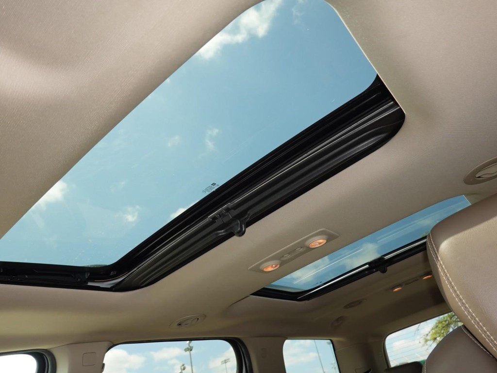 GMC Acadia Vehicle Full-screen Gallery Image 17