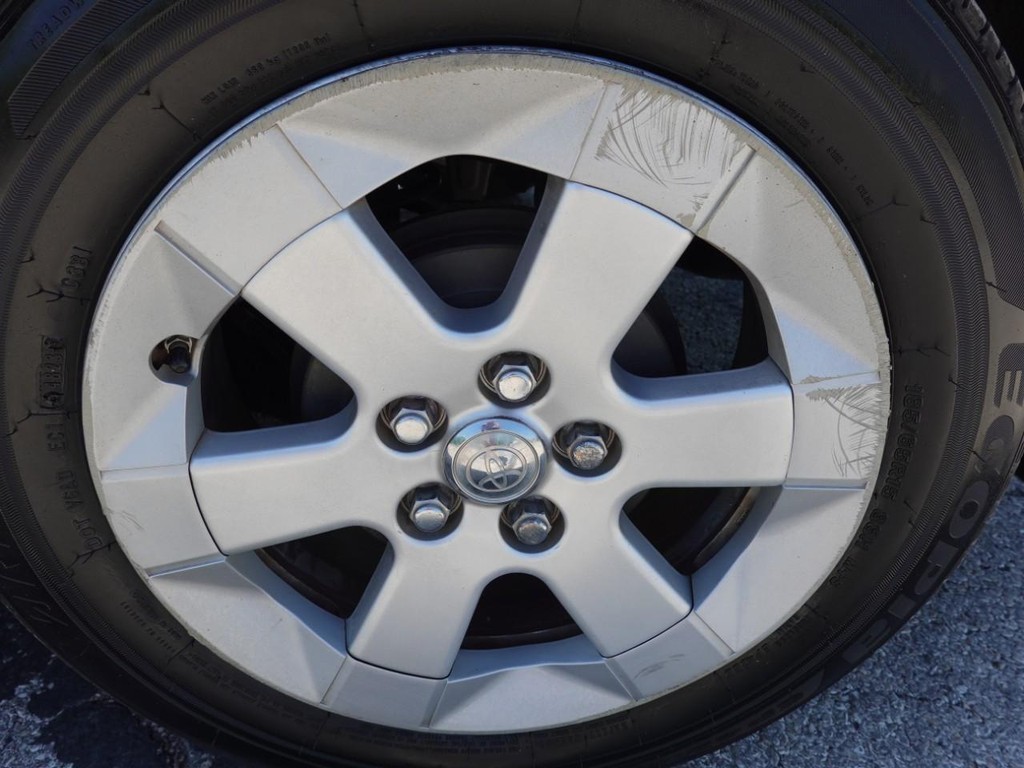 Toyota Prius Vehicle Full-screen Gallery Image 09