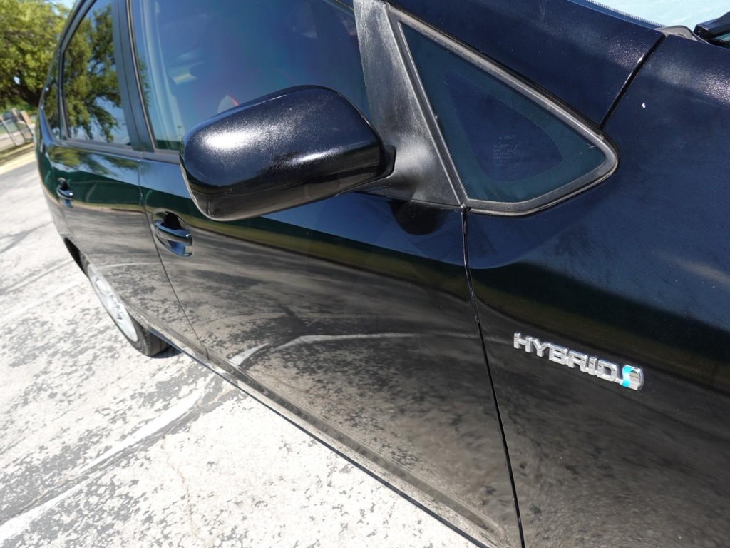 Toyota Prius Vehicle Full-screen Gallery Image 11